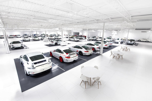 Blick in die Sammlung mit rund 60 weissen Porsche - Versteigerung "White Collection" von RM/Sotheby's im Dezember 2023