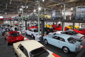 Blick in die Strassenfahrzeug-Ausstellung, im Vordergrund Autos von Alfa Romeo und Ferrari - Erlebniswelt Autobau Romanshorn