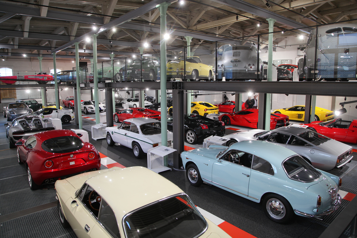 Blick in die Strassenfahrzeug-Ausstellung, im Vordergrund Autos von Alfa Romeo und Ferrari - Erlebniswelt Autobau Romanshorn