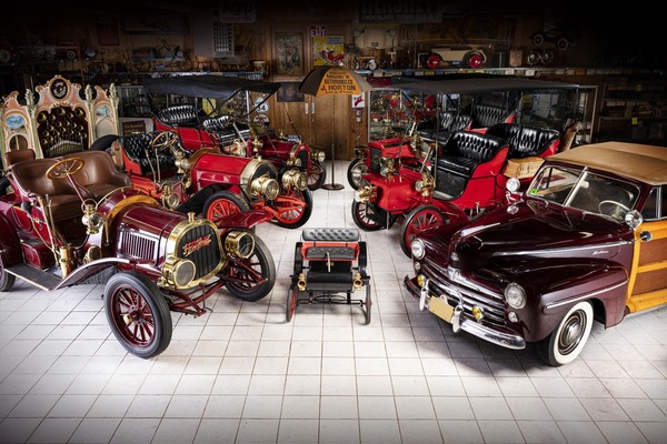 Bild: Blick in die "Two Generations Collection" - angeboten an der Bonhams Versteigerung in Newport am 29. April 2023