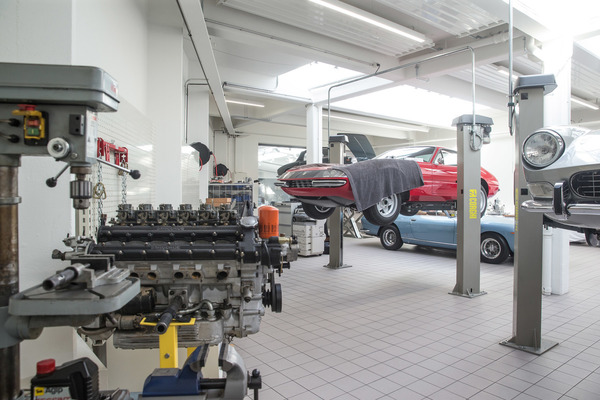 Blick in die Werkstatt, in der Mitte ein Ferrari 365 GTB/4 Daytona "Plexi" - SHRT GV 2020 / Niki Hasler AG