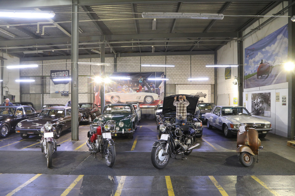 Blick in die dunklere, dritte Halle - Versteigerung Oldtimer Galerie Toffen am 23. März 2024