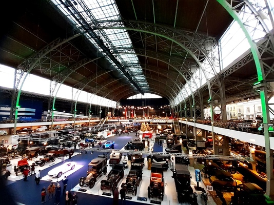 Blick in die grosse Halle - Sonderschau Supercars 2 in der Autoworld Brüssel 2022/2023