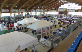 Blick in die gut gefüllte Halle - Oldtimer-Messe Laufen 2016 Blick in die gut gefüllte Halle - Oldtimer-Messe Laufen 2016
