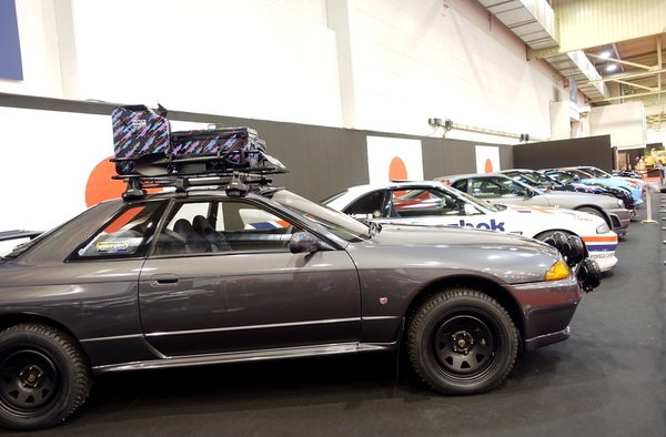 Blick in die japanische Reihe mit hochgelegtem Nissan Skyline – Essen Motor Show 2024