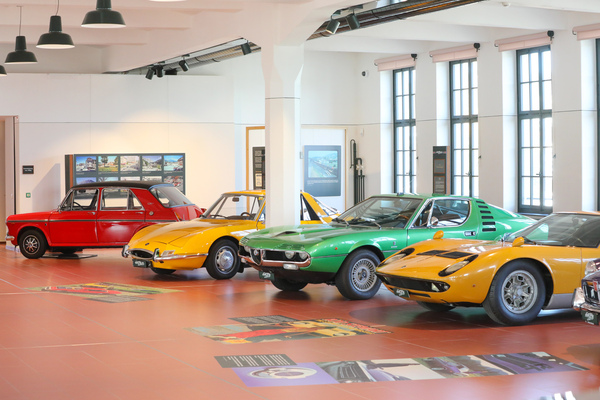 Bild: Blick in die obere Etage der Ausstellung - Sonderausstellung "Farben" im Museum Emil Frey Classics 2023