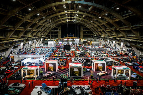 Image: View of the stylishly furnished hall at Interclassics Brussels 2021