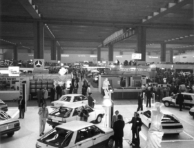 Blick in eine Halle in Frankfurt der Internationalen Automobil Ausstellung (IAA 1985)