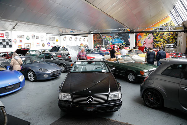 Blick in eine der drei Ausstellungsräume - Versteigerung "Klassische Automobile & Motorräder" der Oldtimer Galerie in Toffen am 18. Oktober 2025