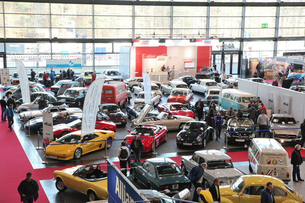 Blick in eine der gut gefüllten Hallen - Retro Classics Bavaria 2019