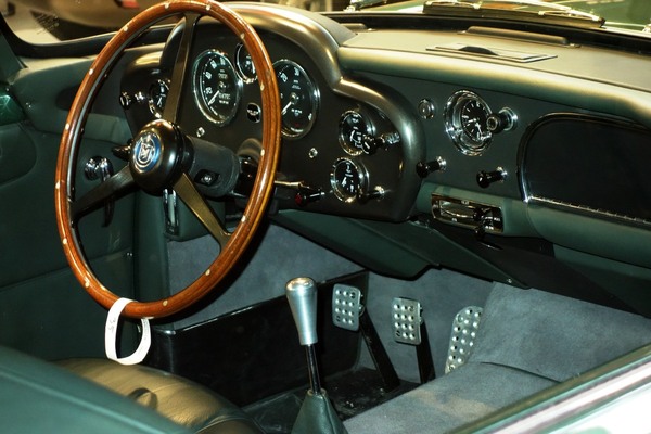 Blick ins Cockpit des Aston Martin DB4 von 1961 - Sonderschau Supercars 2 in der Autoworld Brüssel 2022/2023
