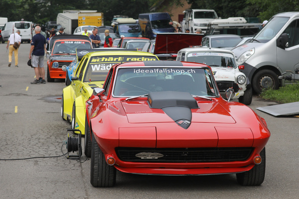 Blick ins Fahrerlager mit Chevrolet Corvette C2 - Oldtimer GP Brugger Schachen 2024