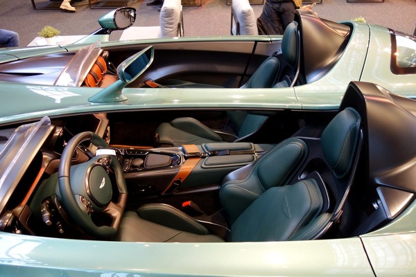 Blick ins Innere des Aston Martin V12 Speedster von 2022 - Sonderschau Supercars 2 in der Autoworld Brüssel 2022/2023