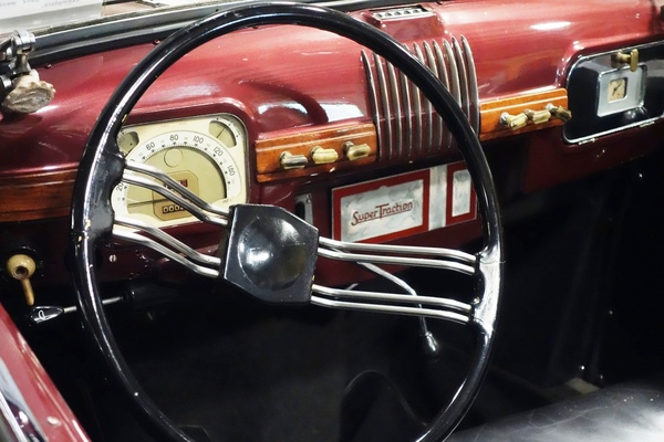 Rosengart Supertraction Mylord (1939) – Art-Déco-Armaturen und -Lautsprecherverkleidung im Wasserfalldesign