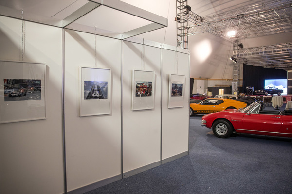 Blick ins elegant eingerichtete Zelt - Vorbereitungen für die Versteigerung der Oldtimer Galerie in Gstaad am 29. Dezember 2017