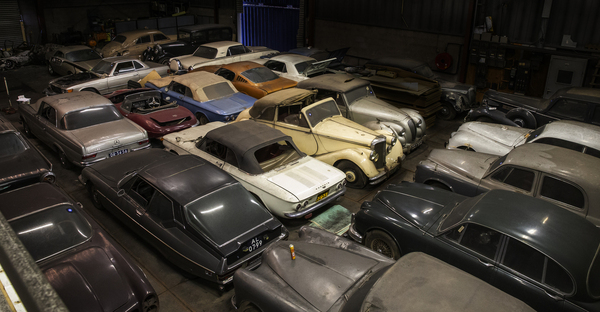 Bild: Blick über die eingestaubte, aber eindrucksvolle Sammlung – Palmen Barnfind Collection