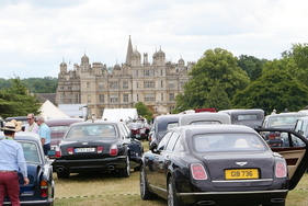 Blick über das Gelände des Burghley House. Im Bild links ein Bentley Arnage T von 2003 mit Münchener Nummer sowie rechts ein Bentley Mulsanne von 2011