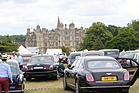 Blick über das Gelände des Burghley House. Im Bild links ein Bentley Arnage T von 2003 mit Münchener Nummer sowie rechts ein Bentley Mulsanne von 2011