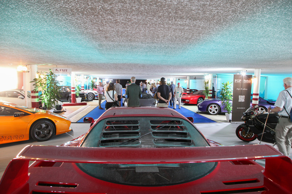 Blick über den Ferrari F40 in die obere Etage der Palace-Garage mit den aufgestellten Auktionsfahrzeugen - Bonhams Gstaad Versteigerung vom 3. Juli 2022
