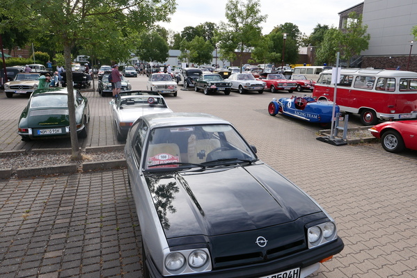 Blick über den Vorstart-Parkplatz, im Vordergrund ein Opel Manta B CC von 1981 – Einbecker Oldtimertage 2025