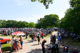 Blick über den rappelvollen Motorrad-Parkplatz – Bockhorner Oldtimermarkt 2025