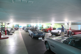 Blick über die Autos in der unteren Etage - Bonhams Gstaad Versteigerung vom 3. Juli 2022