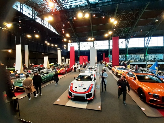 Blick über die Sonderausstellung - Sonderschau Supercars 2 in der Autoworld Brüssel 2022/2023