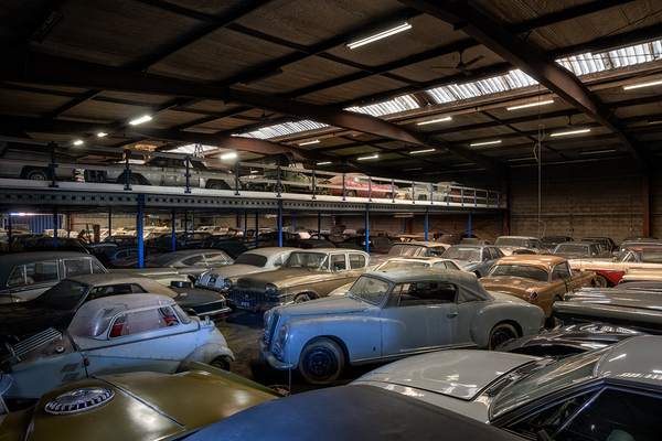 Bild: Blick über die eingestaubte, aber eindrucksvolle Sammlung – Palmen Barnfind Collection
