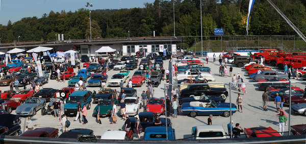 Blick über die gut gefüllte "Eisfläche" - Dolder Classics September 2020