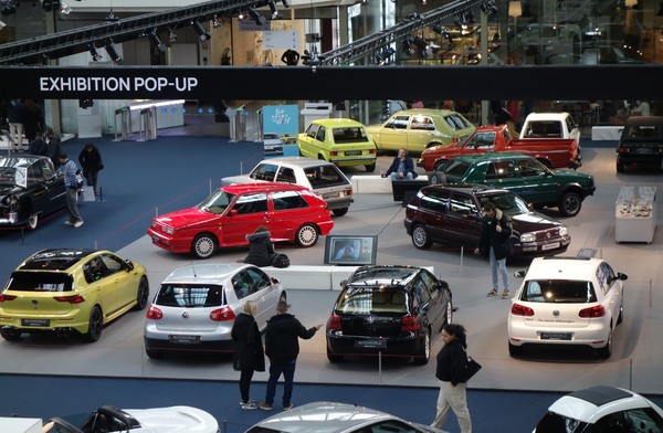 Blick über die kleine, aber feine Ausstellung – Sonderausstellung "50 Years of Golf" in der Autoworld Brüssel