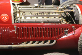 Blick unter die Haube der Alfetta bei Zweimüller - Rétromobile Paris 2018