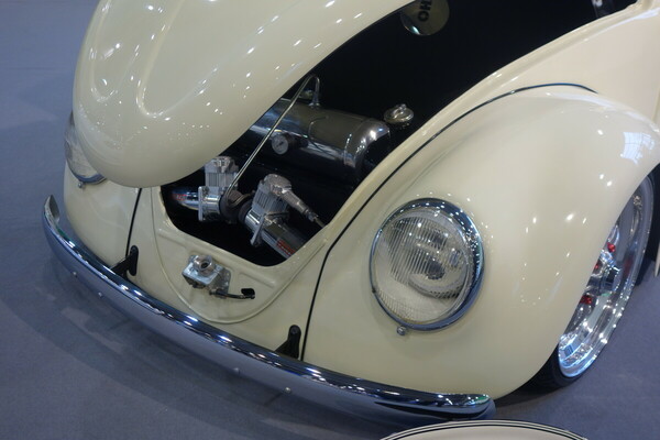 Blick unter die Haube des Volkswagen Käfers aus dem Jahr 1967 mit Luftfahrwerk - Essen Motor Show 2022
