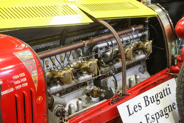 Blick unter die Motorhaube des Bugatti aus Spanien - Rétromobile Paris 2024