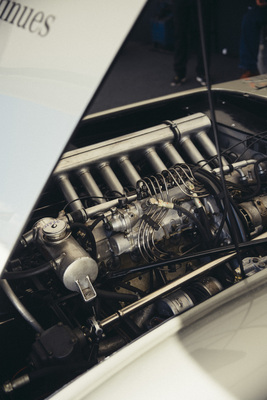 Blick unter die Motorhaube des Mercedes-Benz 300 SLR - Goodwood Festival of Speed 2025