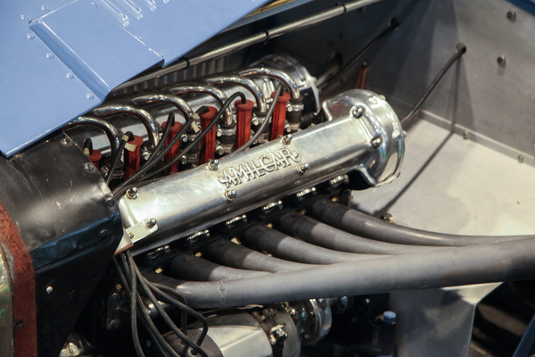 Blick unter die Motorhaube des von Pur Sang gebauten Amilcar C6 - Rétromobile Paris 2022