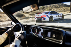 Bild Blick vom Cockpit des BMW 3.0 CSL (1975) auf das Konzeptfahrzeug BMW 3.0 CSL Hommage R (2015)