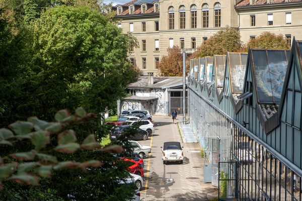Blick von oben auf die Werkhalle der gibb in Bern – 8. Autos von Dazumal 2023