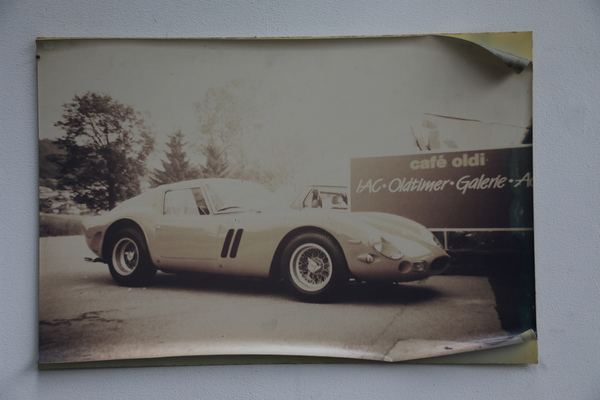 Bild: Blick weit zurück - ein edler Ferrari vor der Oldtimer Galerie Toffen