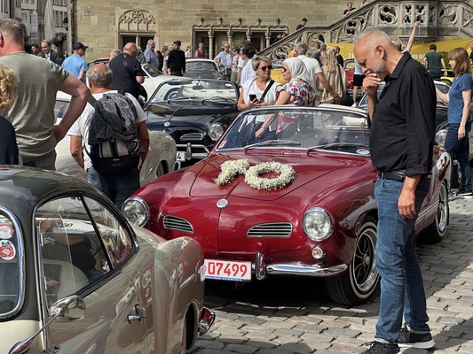 Blumenschmuck passend zum Jubiläum – 70 Jahre VW Karmann-Ghia