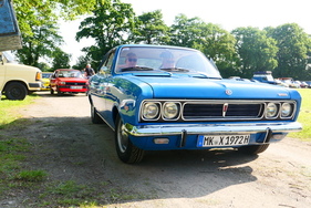 Bockhorn ist bunt: Wir beginnen mit einem absoluten Exoten. Von vorn amerikanisch, könnte aber auch ein Japaner sein, oder doch ein Vauxhall aus England? – Bockhorner Oldtimermarkt 2025