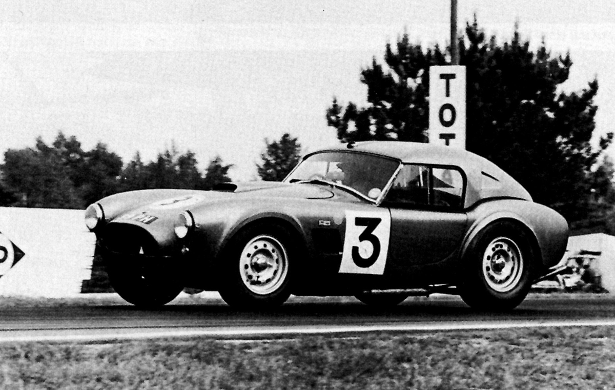 Bolton und Sanderson 1963 in Le Mans - hier kann die geballte Kraft des V8 gut eingesetzt werden