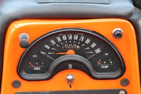 Bond Bug 700 (1972) - Kombiinstrument mit Geschwindigkeit, Benzinstand und Wasserthermometer in der Mitte