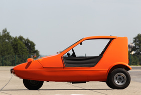 Bond Bug 700 (1972) - Seitenansicht - vorne mit Zentralrad Bond Bug 700 (1972) - Seitenansicht - vorne mit Zentralrad