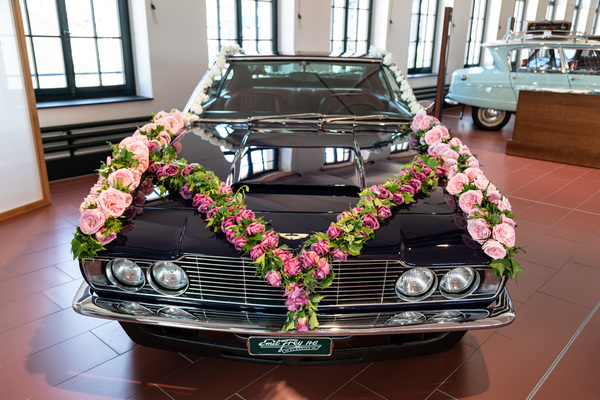 Bonds Aston Martin DBS, geschmückt wie im Film "Im Geheimdienst ihrer Majestät" - Emil-Frey-Classics Sonderschau "James Bond, die Schweiz und die Autolust der 60-er-Jahre