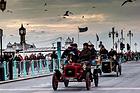 Bild: Bonhams London to Brighton Veteran Car Run - Ford an der Strandpromenade