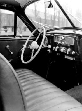 Borgward Hansa 1500 (1950) - Blick in den Innenraum. Auf der vorderen Sitzbank würden auch drei Personen Platz finden. (1950)
