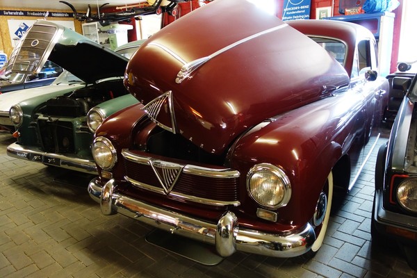 Borgward Hansa 1500 (1950) – nach Buick-Vorbild mit seitlich angeschlagener Motorhaube – Zu Besuch in der Sammlung Hilker