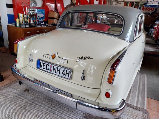 Bild Borgward Hansa 2400 Pullman-Limousine (1955) – in der gleichen Farbgebung wie das Auto des Firmenchefs – Zu Besuch in der Sammlung Hilker