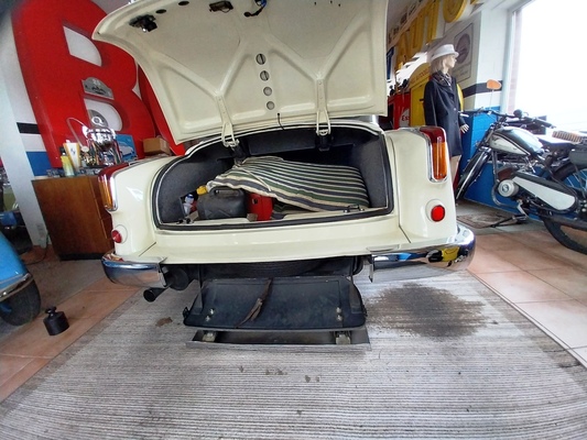 Borgward Hansa 2400 Pullman-Limousine (1955) – mit Fach für das Reserverad hinter dem Stossfänger – Zu Besuch in der Sammlung Hilker