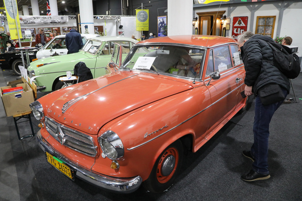 Borgward Isabella (1961) - wird genau inspiziert auf dem Clubstand des Citroën Veteranen Clubs - Bremen Classic Motorshow 2023